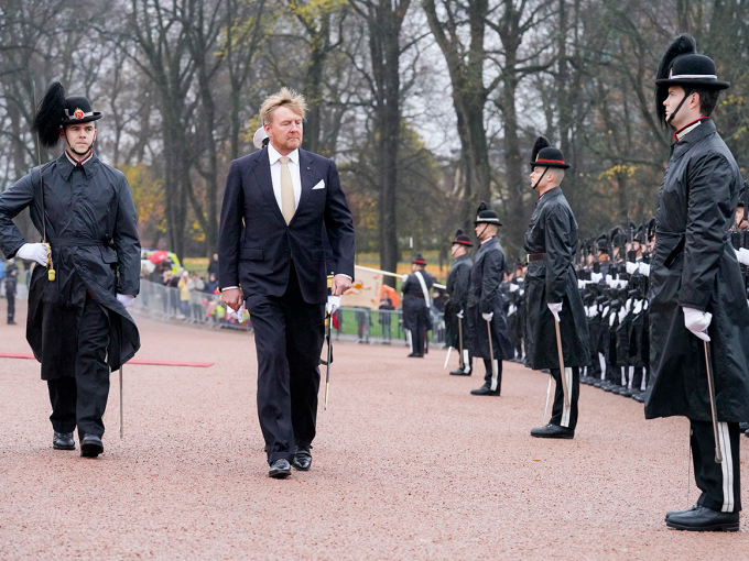 King Willem-Alexander inspecting the Guard of Honour. Photo: Terje Bendiksby / NTB